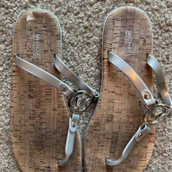 Michael Kors Bamboo Thong Sandals With Silver Patent Leather Straps Size 9 - Picture 2 of 4